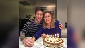 Lionel messi festejó su cumpleaños número 34 en su habitación, con sus compañeros y rodeado de regalos. Instagram Messi Compartio Emotiva Foto Por El Cumpleanos De Su Madre Rpp Noticias