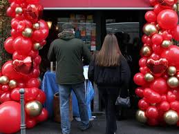 Il primo san valentino insieme è un momento importante e allo stesso tempo è fonte di qualche preoccupazione. Buon San Valentino Le Frasi Di Auguri Romantiche E Divertenti Corriere It