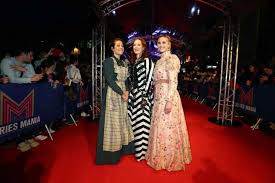 Or, petit bémol pour les scènes de sexe inutiles à mon goût et la fin un peu trop optimiste, ce qui la rend peu probable (même si j'ai beaucoup aimé cette happy end). Tf1 Signe Un Accord Avec Netflix Autour De La Serie Le Bazar De La Charite