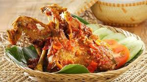 Bahkan saat ini tidak sedikit penjual ayam penyet yang menyajikannya bersama dengan telur dadar atau telur ceplok mata sapi. Resep Bikin Bebek Goreng Penyet Enak Jadi Menu Makan Siang Di Rumah Tribun Solo