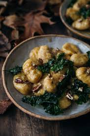 Gnocchis De Butternut Au Beurre De Sauge Plus Une Miette Dans L Assiette Gnocchis Repas Sain Butternut