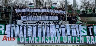 De ultras ondersteunen allebei dezelfde club maar zingen in praktijk eigenlijk tegen elkaar in. Duisburger Pyro Einlage Sorgt Fur Gemischte Gefuhle In Munster 100prozentmeinscp