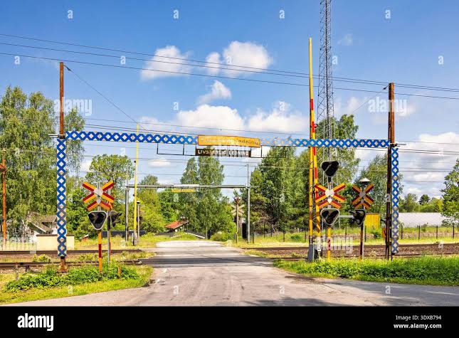level crossing gates' hi-res stock photography and images - Alamy