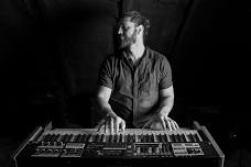 Dave Mattock (solo piano)