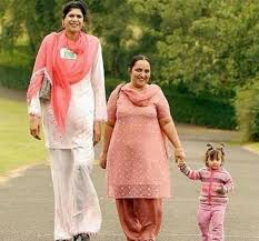 Zainab Bibi 6 Feet 7 Inches 200 7 Cm Tallest Woman Of Pakistan Her Photo Along Her Husband Is Also Being In Guinness Book Of W Tall Women Tall People Women