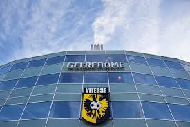 De thuishaven van vitesse kan zich nu kandidaat stellen voor een uefa cupfinale. Vitesse Logo Auf Stadion Gelredome In Der Niederlandischen Stadt Von Arnhem Redaktionelles Stockfotografie Bild Von Leer Sonnig 47661752