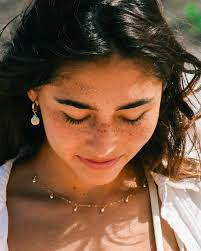 Welcome to what's in my beach bag: 🌞 What are your beach bag essentials??