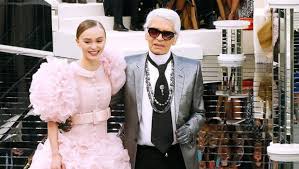 Most of the famous iconic fashion designers of the last century are known till at the present time for their ability to exhibit the beauty of a woman's this list is just for 10 of them and it is in random order. These Are The Most Iconic Moments In Karl Lagerfeld S Life And