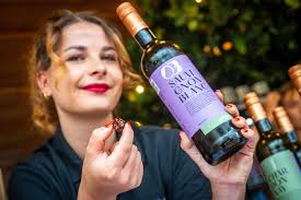 Was beim Chemnitzer Weinfest ausgeschenkt wird: Reif, kräftig oder ohne  Alkohol