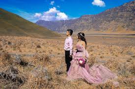 Pengantin adat jawa wedding or prewedding sumber : Terbaik Dari Prewed Bromo Hijab Gallery Pre Wedding Pre Wedding Photoshoot Beach Photoshoot Dress Pre Wedding