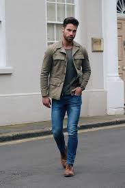 Tenue Veste Style Militaire Olive T Shirt A Col Rond Olive Jean Bleu Bottes Brogue En Cuir Marron Mens Street Style Mens Outfits Men Casual
