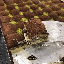 Parmaklarınızı yedirtecek bu muhteşem lezzet için soğuk baklava tarifi, malzemeleri ve yapılışıyla ilgili bilgiler yazımızda yer almakta. Sutlu Bitter Ici Bol Antep Fistikli Dogal Sutlu Enfes Tereyagi Ve Ustunde Bitter Cikolata Soleniyle Hem Gorunusu Hemde Damak Catlatan T Tatli Gida Yemek Sunumu