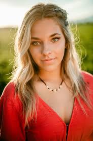 Maya✨ Such a beautiful girl! We were able to take photos in the field  behind her house where she's lived for 16 years! It was so fun to hear  about the memories