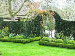 Ein Extremes Beispiel Fur Raumbildung Der Bereich Hinter Der Hecke Ist Nicht Einsehbar Und Nur Durch Den Rosenbogen Und Gartengestaltung Garten Gartenstruktur