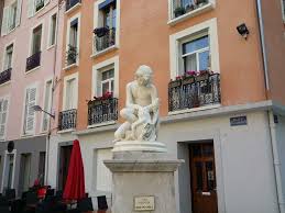 Statut Place De Gordes Centre De Grenoble Grenoblecity Daily Dailyphoto Photooftheday Patrimoine Grenoble Patrimoine Photos