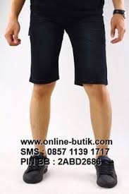 Celana pendek seharusnya pendek, kita sering melihat orang mengenakan celana pendek melebihi lutut. 17 Celana Pendek Ideas Mens Short Bermuda Shorts Fashion