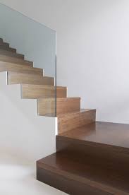 Peu importe le type de bois ainsi que la finition de votre escalier, il mérite amplement un entretien régulier. Comment Entretenir Un Escalier Pratique Fr Deco Escalier Escalier Contemporain Escalier