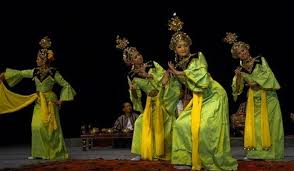 Menurut wan hashim, kajian mengenai asal usul melayu di malaysia bukan setakat bersumberkan daripada satu kaedah, tetapi menggabungkan penemuan arkeologi, antropologi daripada aspek budaya dan bahasa linguistik serta kajian dna. Makna Dan Sejarah Tarian Gamelan Sering Jalan