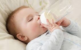 Nước tiểu trẻ sơ sinh có màu vàng và mùi khai có nguy hiểm không?