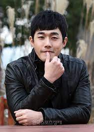 이 때 휴가를 나가려고 위문공연 중 장기자랑에 나가 결승전에서 우승했는데, 당시 연예병사로 근무했던 mc 윤계상이 다른 병사에게 양보하라고 해서 포기했다고. ì¸í„°ë·° ê¹€í˜¸ì°½ ì†¡ì¤'ê¸° ì´ìŠ¹ê¸° ì¹œêµ¬ë¡œ ë¶ˆë ¤ ì†ìƒí–ˆì§€ë§Œ