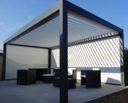 Le résultat est un environnement protégé par des stores à descente verticale même sur les côtés, exactement comme une pièce : Pergola Pergola Outdoor Pergola Pergola Patio
