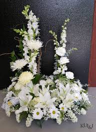 Stunning White Urn Riser Kui I Florist Llc Hilo Hawaii Kuiandiflorist Com Kuiandi Florist Hilo Hawa Flower Arrangements Sympathy Flowers Grave Flowers