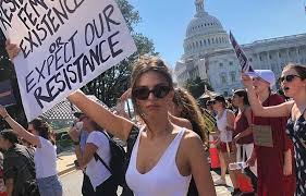 Emily Ratajkowski Defend Son Droit A Ne Pas Porter De Soutien Gorge Emily Ratajkowski Soutien Gorge Gorge