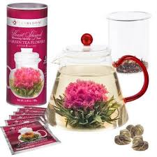 Birthday Gift For 70 Year Old Man Looking For Birthday Gifts For A 70 Year Old Woman We Ve 20 Gift Ideas That 70 Year Old Women Will Love Memorable Meani Tea Gift Sets Tea Gifts Flower Tea