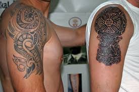 Grosses schwarzes tattoo am oberarm tattoo motive fur manner. Tattoo Fur Oberarm Ideen Tipps Und Passende Vorlagen