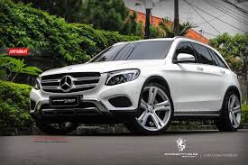 These two traditional rivals are so closely matched that, if you don't already have a preference, you really can't go wrong with either. Bullig Premier Edition Cs 5 Alu S On The New Mercedes Glc