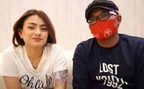 Mantan istri sule meninggal kematian lina, mantan istri sule diduga ada kejanggalan, polisi sebut ada luka lebam di leher mantan istri sule, lina meninggal pada sabtu (4/1/2020). Nathalie Holscher Berawal Dari Penyanyi Model Dj Dan Kini Istri Sule Inisurabaya Com