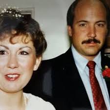 Can a guest review after cancelling 2 weeks before the stay?