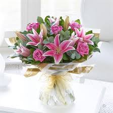 Pink Rose And Lily Hand Tied This Is A Truly Spectacular Combination Of Large Headed Roses And Elegant Oriental Lilies I Kompozycje Kwiatowe Bukiety Kwiatowy