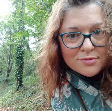 Can I visit Newgrange from Dublin to Belfast using public transportation?