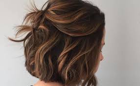 Avant de voir la technique de balayage adaptée aux cheveux courts, le premier point est de bien choisir sa couleur. Image Result For Balayage Balayage Caramel Cheveux Courts Couleur Cheveux Court Balayage Caramel Cheveux