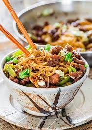 mongolian beef ramen noodles a copycat recipe of the popular pf chang s mongolian beef with green pep cuisine asiatique recette asiatique recettes de cuisine