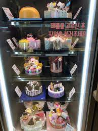 How many people a gallon of ice cream serves depends on how much each person eats. Sungmo Park On Twitter Korean Style Baskin Lavins Amazing Ice Cream Cakes Great Taste