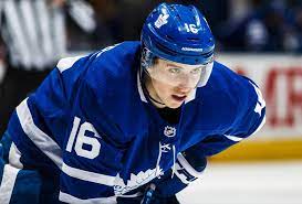 Toronto maple leafs winger mitch marner is due a new contract and reportedly wants auston matthews money. Maple Leafs Mitch Marner I Had 13 Year Old Kid Screaming At Me For Not Signing