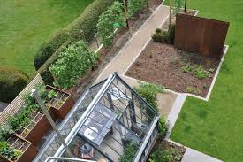 Die klassische variante, die auch in meinem garten steht, ist das einschiffige, freistehende gewächshaus. Warum Ein Gewachshaus Grossartig Fur Einen Kleinen Garten Ist Alitex