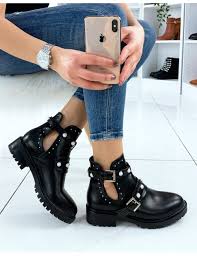 Un choix unique de bottines clous femme disponible dans notre magasin. Bottines A Sangles Avec Details Perles Et Clous