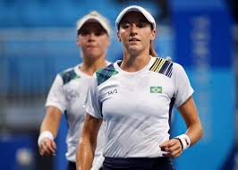Women's doubles, round 1, dabrowski/fichman v pigossi/stefani: Atuenw5vgwaq1m