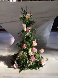 Gesteck Vorm Altar Oder Trauungstisch Blumengestecke Blumengestecke Hochzeit Kirchenschmuck