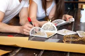 Diese moderne hochzeitseinladung besticht durch ihr schlichtes design und überrascht mit ihrer ausgefallenen form. Hochzeitseinladungen Selber Basteln 13 Diy Ideen Beispiele