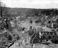 Saint Lo Rue Des Noyers La Route A Droite Au Dessus Du Petit Lac Est La Route De Carenta Debarquement En Normandie Great Smoky Mountains 2eme Guerre Mondiale