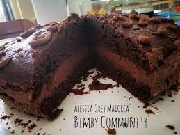 E' un'idea semplice, ma di grande effetto per preparare una torta deliziosa e fresca, in attesa della vera primavera e senza accendere il forno! Torta Morbida Con Mousse Al Cioccolato E Glassa A Specchio