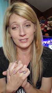 Amanda Glenn's Instagram, Twitter & Facebook