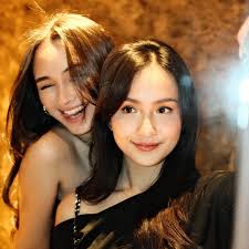 Potret Kedekatan Caitlin Halderman dan Angie Marcheria, Wajahnya Mirip Bak  Anak Kembar dan Sama-Sama Cantik