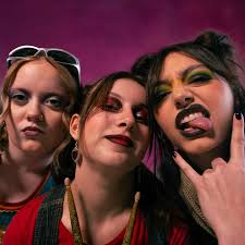 BATTLE OF THE BANDS Inspired by the awe-inspiring music community in  Syracuse, this shoot features a freshman band new to the scene: XO. This  shoot is influenced by the film Scott Pilgrim