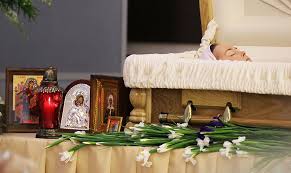 Он прятал глаза за темными очками и успокаивал родственников певицы. Eshyo Odin Plevok V Grob Zhanny Friske