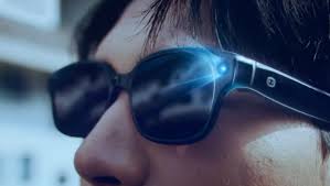 Plano detalle de un chico llevando unas gafas de sol con una cámara integrada.